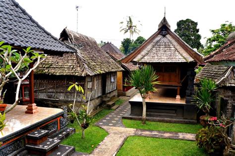  Rumah Tradisional: Architectuur en Design - Een Reis Door de Ontcharmerende Geschiedenis van Indonesische Woningbouw